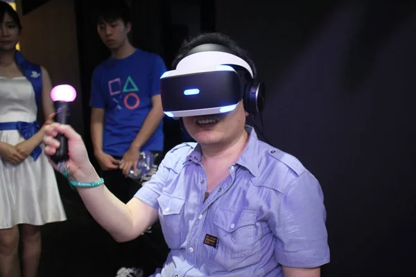 Επισκέπτης Δοκιμάζει Μια Συσκευή Της Sony Playstation Εικονική Πραγματικότητα Κατά — Φωτογραφία Αρχείου