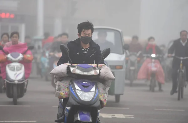 Ciclistas Chinos Montan Bicicletas Eléctricas Una Carretera Con Niebla Pesada — Foto de Stock