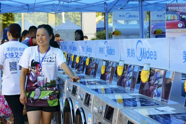 2015年9月12日 中国销售员在中国中部湖北省宜昌市进行促销时 向客户介绍美的缸洗衣机 — 图库照片