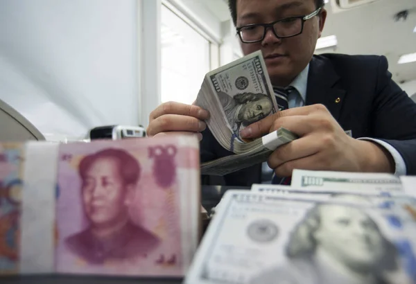 Funcionário Chinês Conta Notas Dólar Dos Eua Lado Notas Yuan — Fotografia de Stock