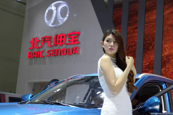 Model Stwarza Baic Senova Podczas Wystawy Samochodów Wuhan Miasta Centralnej — Zdjęcie stockowe