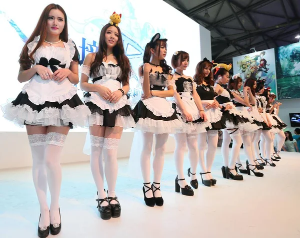 Chiński Showgirls Pozować Linii Stoisku Operator Gry Online Podczas Chiny — Zdjęcie stockowe