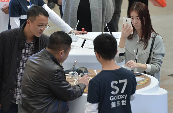 Los Visitantes Chinos Prueban Los Teléfonos Inteligentes Samsung Galaxy Edge — Foto de Stock