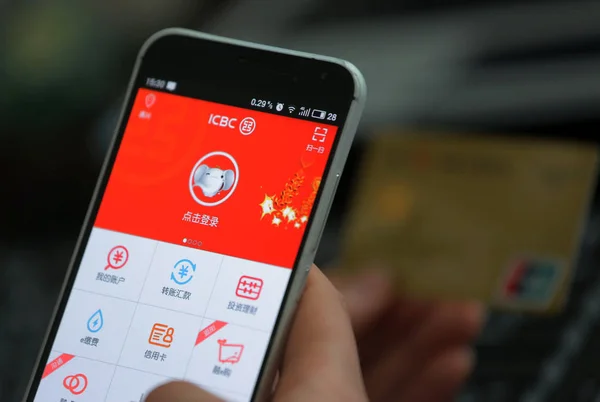 Ein lokaler chinesischer Einwohner nutzt die App der icbc (Industrial and Commercial Bank of China) auf seinem Smartphone in Jiaxing, Provinz Zhejiang im Osten Chinas, 25. Februar 2016 — Stockbild Ein Lokaler Chinesischer Einwohner Nutzt Die App Der Icbc Industrial — Stockfoto