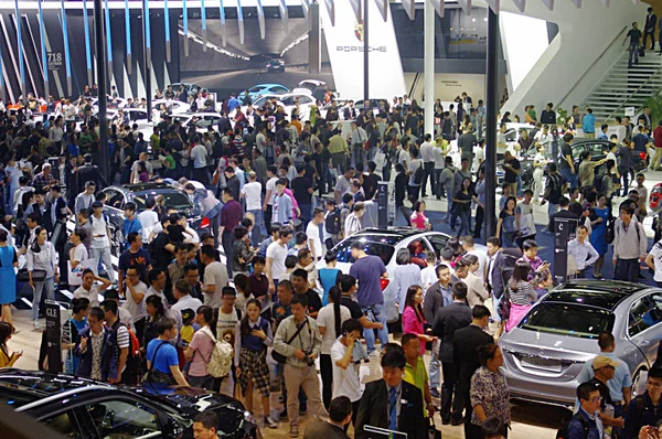 2016年4月29日在中国北京举行的第14届北京国际汽车展览会 2016年中国汽车 游客们聚集在梅赛德斯 奔驰的展台上 — 图库照片