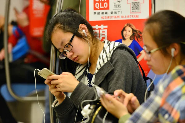 Passageiros Chineses Usam Aplicativo Mensagens Wechat Tencent Seus Smartphones Trem — Fotografia de Stock