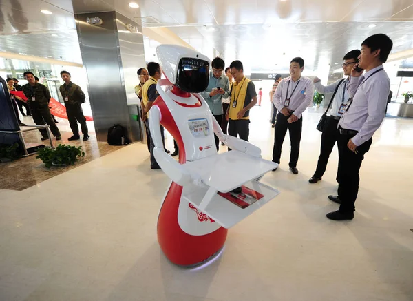 Inteligentní Robot Slouží Cestujícím Mezinárodního Letiště Sanya Phoenix Městě Sanya — Stock fotografie