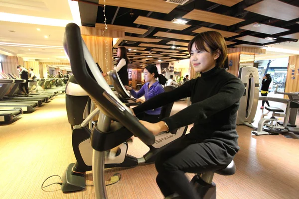 Jóvenes Mujeres Chinas Hacen Ejercicios Físicos Equipos Fitness Gimnasio Condado —  Fotos de Stock