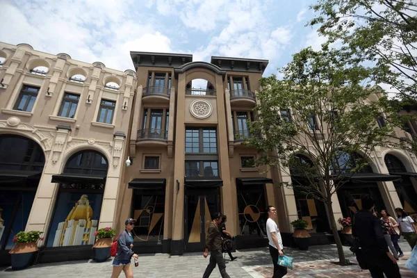 Turistler Pudong Shanghai Disney Resort Yakınlarındaki Shanghai Village Mağazaların Önünden — Stok fotoğraf