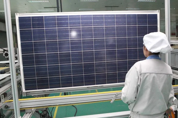 Čínská Pracovnice Zabývá Solárním Panelem Závodě Šanghaje Shenzhou New Energy — Stock fotografie