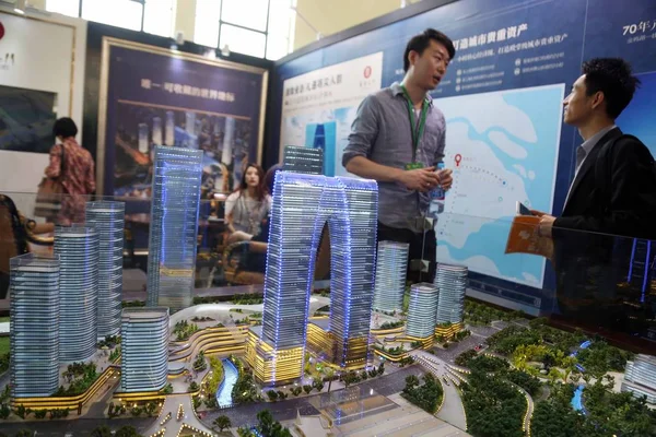 Kínai Homebuyers Pillantást Lakásépítési Modellek Egy Lakóingatlan Projekt Során Egy — Stock Fotó