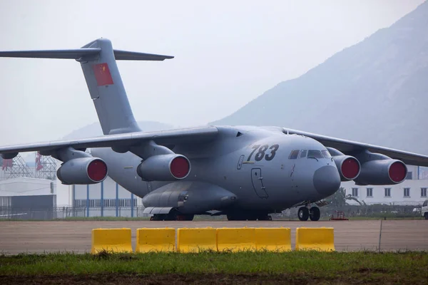 2014年11月11日 在中国南方广东省珠海市举行的第十届中国国际航空航天展览会 2014年中国航空展 图为中国制造的 军用运输机 — 图库照片
