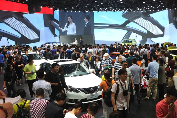 Visitantes Lotam Estande Nissan Durante 14Th Beijing International Automotive Exhibition — Fotografia de Stock