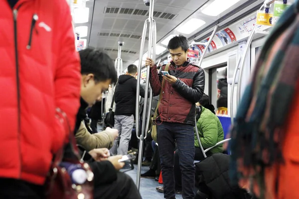 Chinesische Passagiere Surfen Mit Ihren Smartphones Einem Bahn Zug Peking — Stockfoto