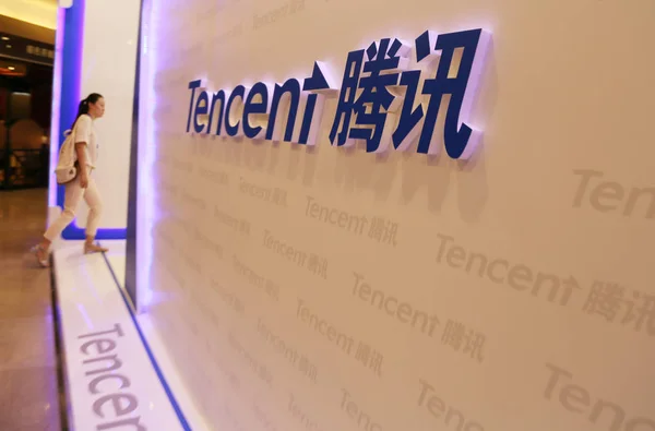 Chińska Kobieta Odwiedza Stoisko Tencent Podczas 2016 China Internet Conference — Zdjęcie stockowe