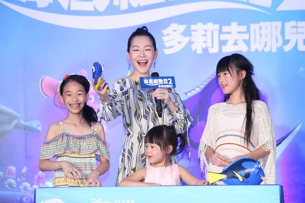 Taiwanese Hostess Dee Hsu Tallest Her Three Daughters Pose Premiere — Stock Photo, Image