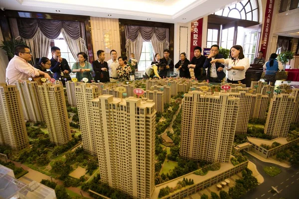 Kínai Homebuyers Nézd Lakhatási Modellek Értékesítési Központ Egy Lakóingatlan Projekt — Stock Fotó