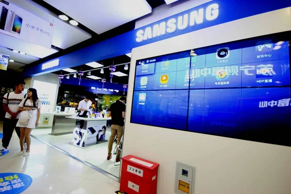 Kunden Verlassen Den Stand Von Samsung Einem Haushaltsgerätegeschäft Der Stadt — Stockfoto