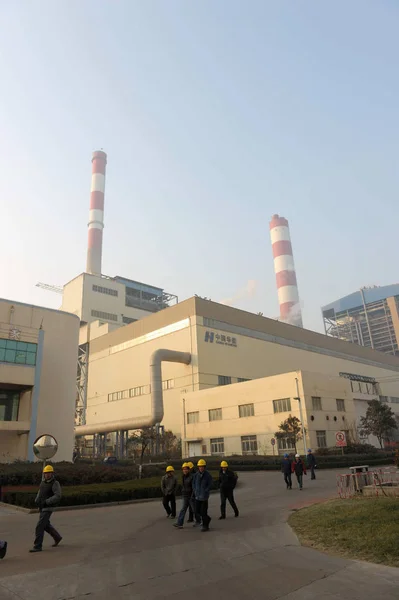 Trabajadores Chinos Pasan Por Edificios Una Central Eléctrica Carbón China — Foto de Stock