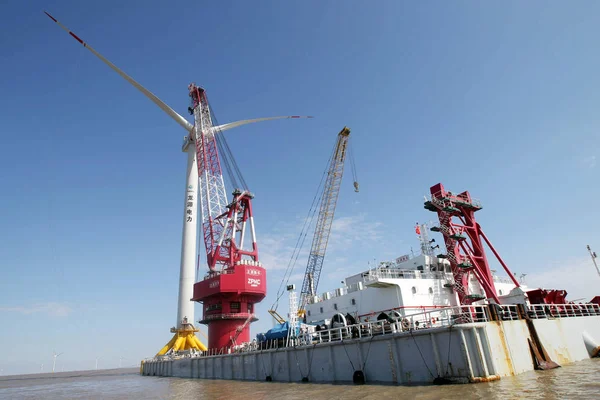 Instala Aerogenerador Una Torre Parque Eólico Alta Mar Cerca Del — Foto de Stock