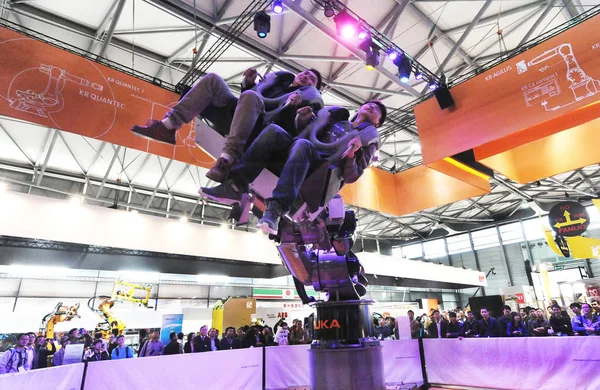 Bezoekers Ervaren Een Robocoaster Vervaardigd Door Kuka Robotics Tijdens 15E — Stockfoto