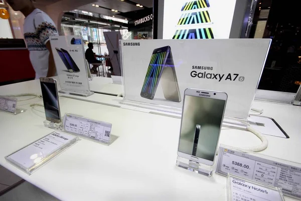 Neue Samsung Smartphones Werden Einem Stand Von Samsung Einem Haushaltsgerätegeschäft — Stockfoto