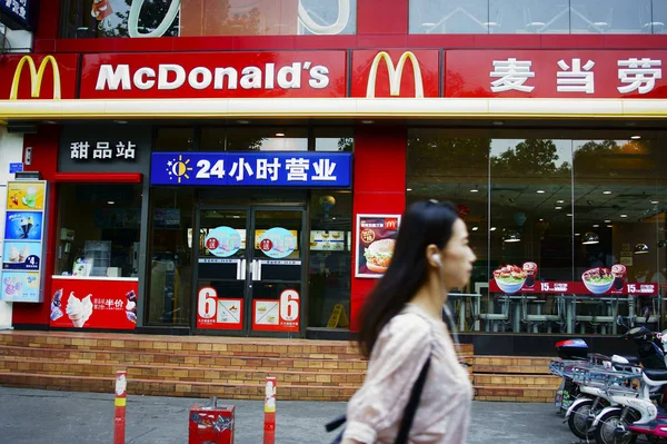 Pedestre Passa Por Restaurante Fast Food Mcdonald Cidade Yichang Província — Fotografia de Stock