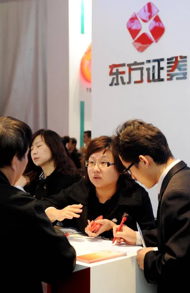 Gente Visita Stand Orient Securities Durante Una Exposición Beijing China —  Fotos de Stock