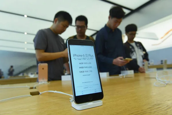 Clientes Chinos Prueban Teléfonos Inteligentes Iphone Apple Store Ciudad Hangzhou — Foto de Stock