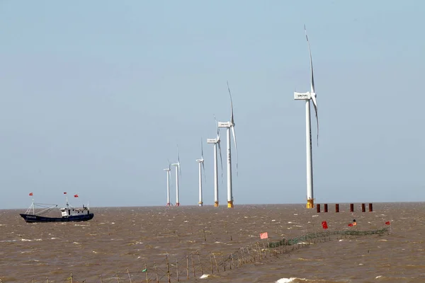 シノベル風力タービンは 2012年7月25日 中国東部の江蘇省南通市ルドン郡近くの洋上風力発電所で発電を行う — ストック写真