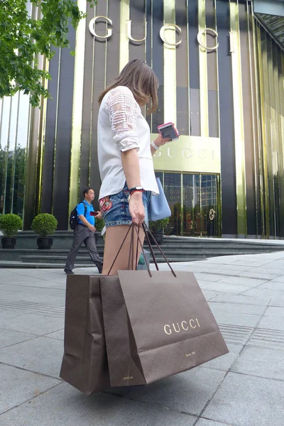Cliente Lleva Bolsas Compras Gucci Fuera Una Boutiqe Casa Moda — Foto de Stock