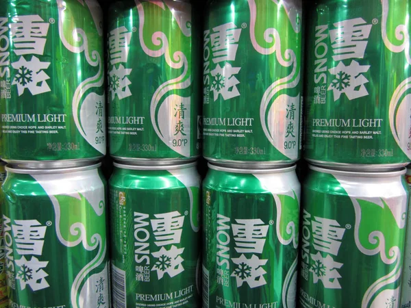 Latas Cerveza Nieve China Los Recursos Están Venta Supermercado Ciudad —  Fotos de Stock