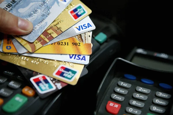 Chinese Resident Shows His Debit Credit Cards Supported China Unionpay — Stock Photo, Image