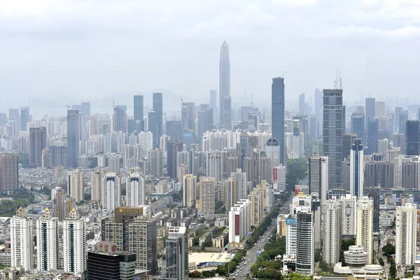 ファイル 高層ビル 深圳市 中国南部の広東省 2016 日に他の高層ビルと繁華街の都市景観 — ストック写真