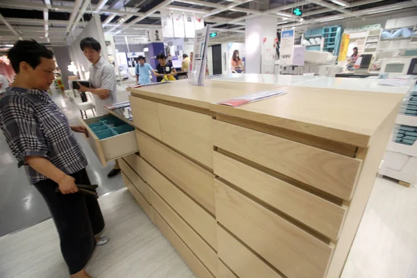 Cliente Mira Los Aparadores Malm Exhibición Una Tienda Muebles Ikea —  Fotos de Stock