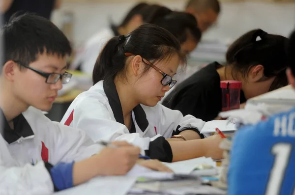 Los Estudiantes Chinos Revisan Libros Texto Escriben Documentos Prueba Para — Foto de Stock