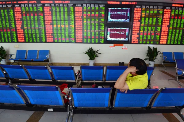 中国东部安徽省阜阳市一家股票经纪公司 一位关心此事的中国投资者查看股价 绿色价格下跌 — 图库照片