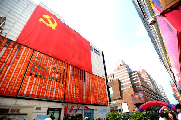 Μια Μεγάλη Σημαία Του Κομμουνιστικού Κόμματος Της Κίνας Εμφανίζεται Ένα — Φωτογραφία Αρχείου