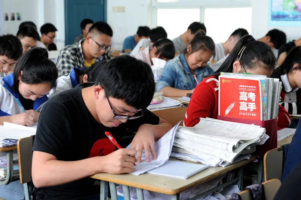Китайские Студенты Рассматривают Учебники Пишут Тестовые Документы Подготовки Предстоящему Вступительному — стоковое фото