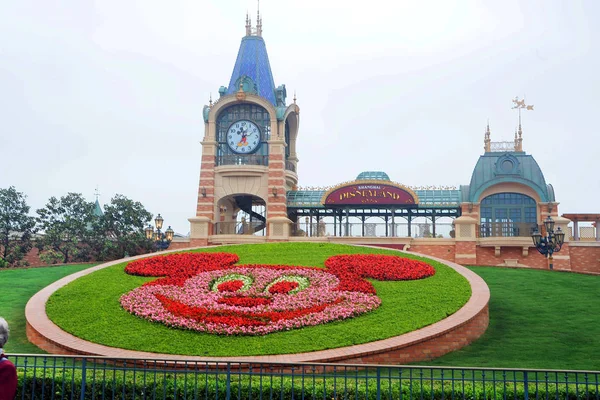 Τουρίστες Διασκεδάζουν Μια Βόλτα Αναψυχής Στη Disneyland Της Σαγκάης Κατά — Φωτογραφία Αρχείου