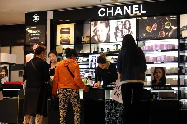 Kínai Vásárlók Shop Kozmetikai Bőrápoló Termékek Pultnál Chanel Galeries Lafayette — Stock Fotó