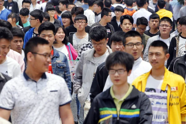 Eine Menschenmenge Chinesischer Studenten Verlässt Eine Schule Der Ostchinesischen Provinz — Stockfoto