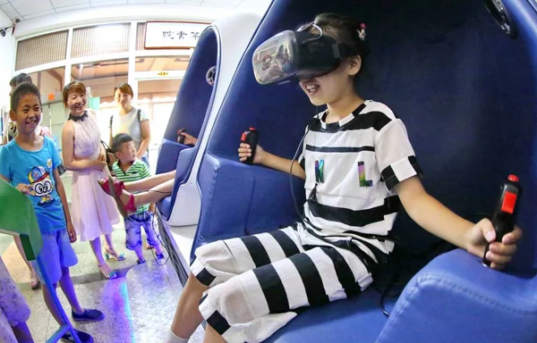 Ένα Κορίτσι Δοκιμάζει Μια Εικονική Πραγματικότητα Συσκευή Ένα Κέντρο Δραστηριοτήτων — Φωτογραφία Αρχείου