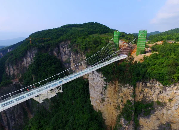 Légifelvételek Világ Leghosszabb Legmagasabb Üvegfenekű Hídon Zhangjiajie Grand Canyon Wulingyuan — Stock Fotó