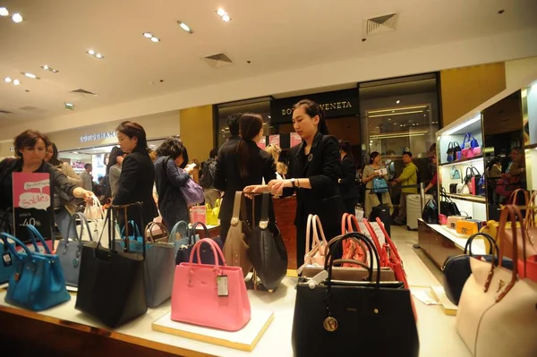 2016年パリで開催された ソルデス 夏季セール 2016年7月1日 ギャラリー ラファイエット百貨店で中国の顧客がFurlaハンドバッグを買い物 — ストック写真