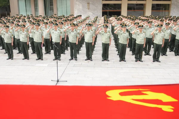 中国准军事警察 也是中国共产党党员 7月1日在中国共产党的国旗前宣誓 庆祝中国共产党成立 5周年 这是中国东部江西省南昌市 — 图库照片