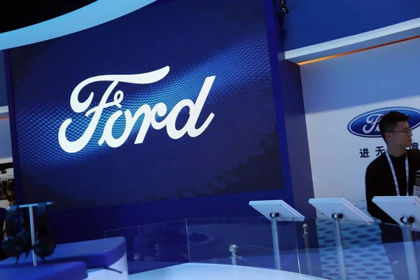 Китайского Сотрудника Видели Стенде Ford Время Автомобильной Выставки Шанхае Китай — стоковое фото