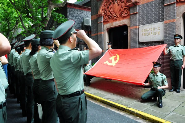 中国准军事警察于2017年7月1日在中国上海参观全国政协第一届全国代表大会所在地庆祝中国共产党成立95周年时 在中国共产党的国旗前宣誓 — 图库照片