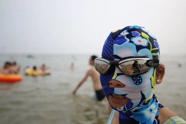 Kinesisk Kvinna Klädd Facekini Avbildas Badort Qingdao City Östra Kinas — Stockfoto