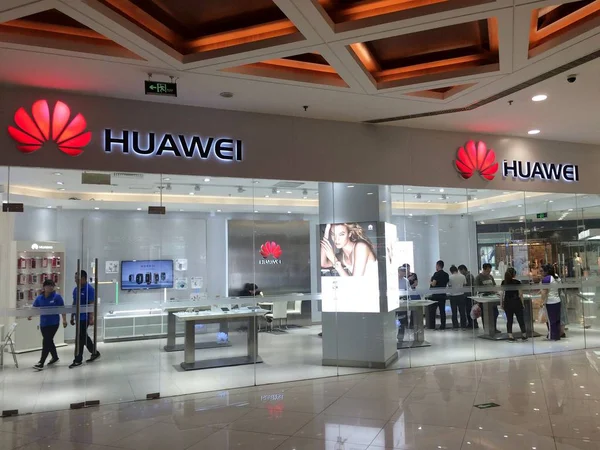Los Clientes Están Probando Teléfonos Inteligentes Huawei Una Tienda Huawei —  Fotos de Stock